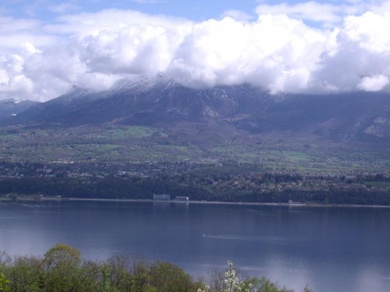 vue du lac &agrave; l''entr&eacute;e du tunnel du Chat