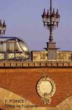 Le Pont de Pierre tramway